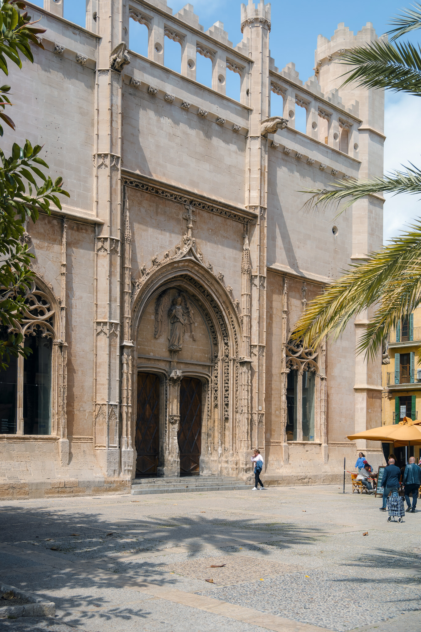 32.	Fotografía de la entrada y la arquitectura de la lonja de Mallorca